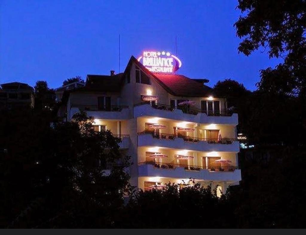 Brilliance Hotel Varna Bagian luar foto