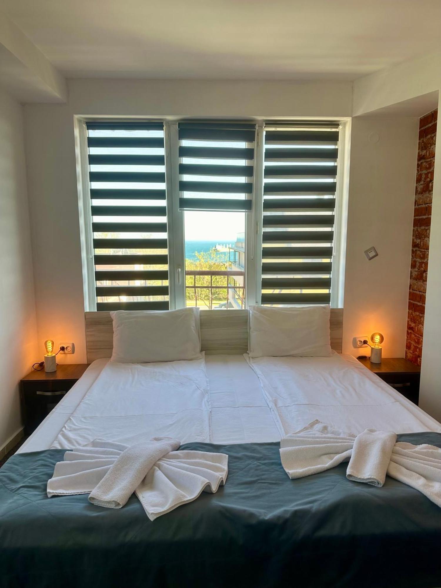 Brilliance Hotel Varna Bagian luar foto