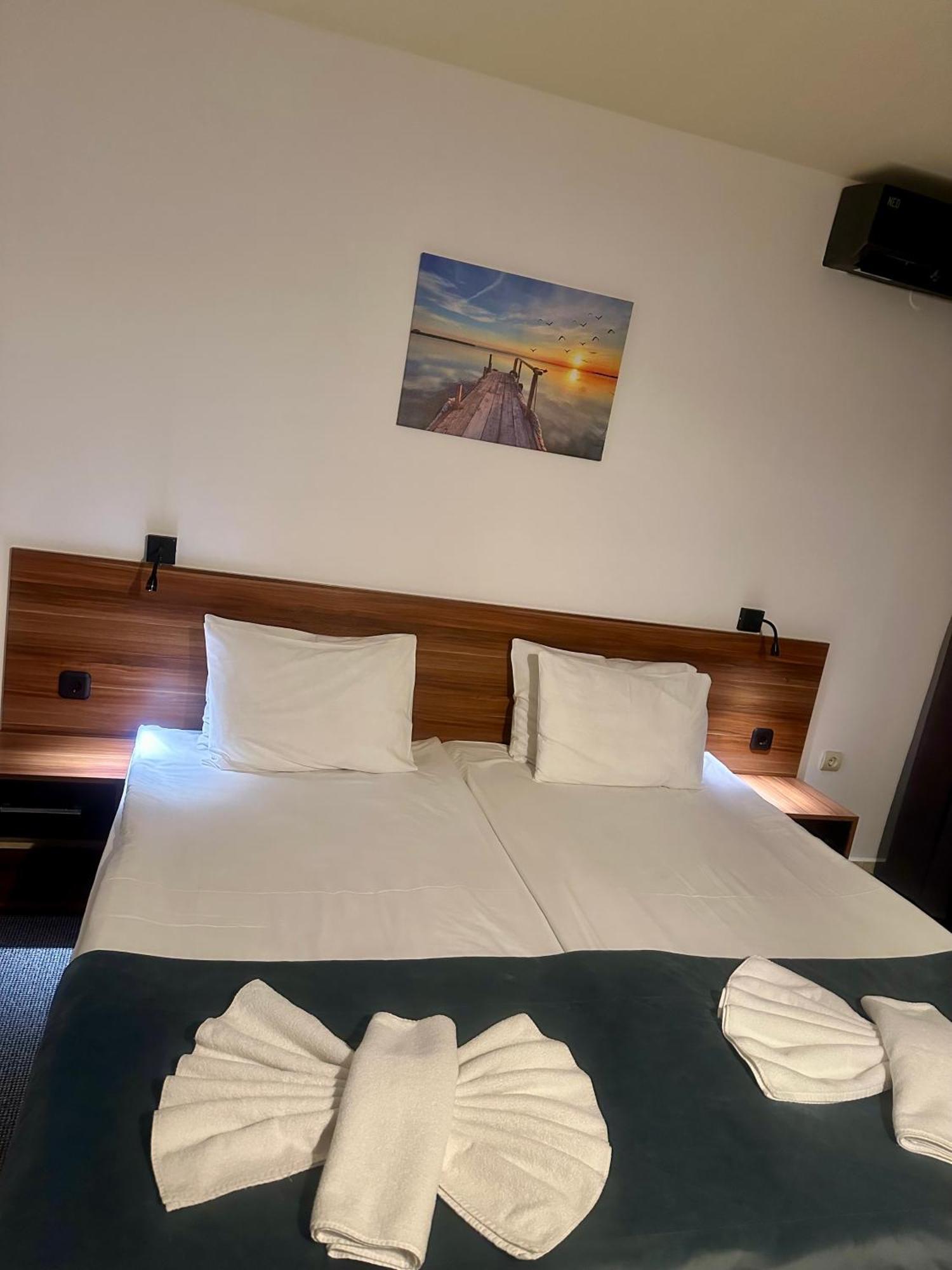 Brilliance Hotel Varna Bagian luar foto